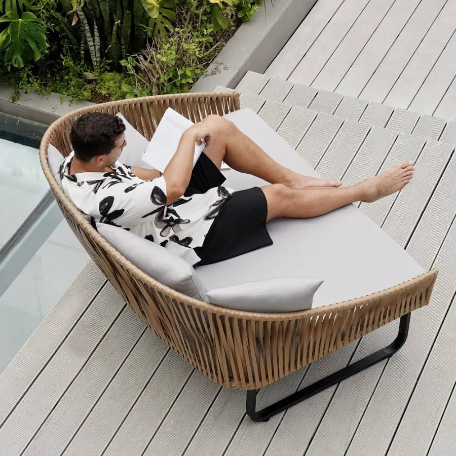 sofa de exterior con base negra
