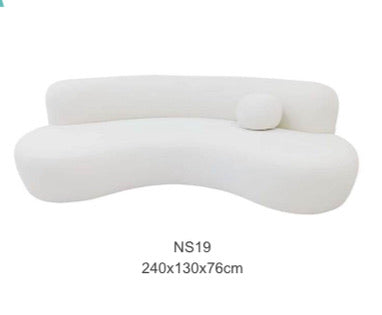 Sofa curvo estilo organico en tela Tedddy blanca